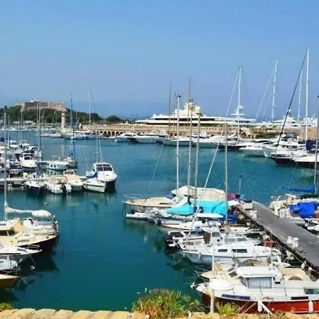 Des Iles Apartment *